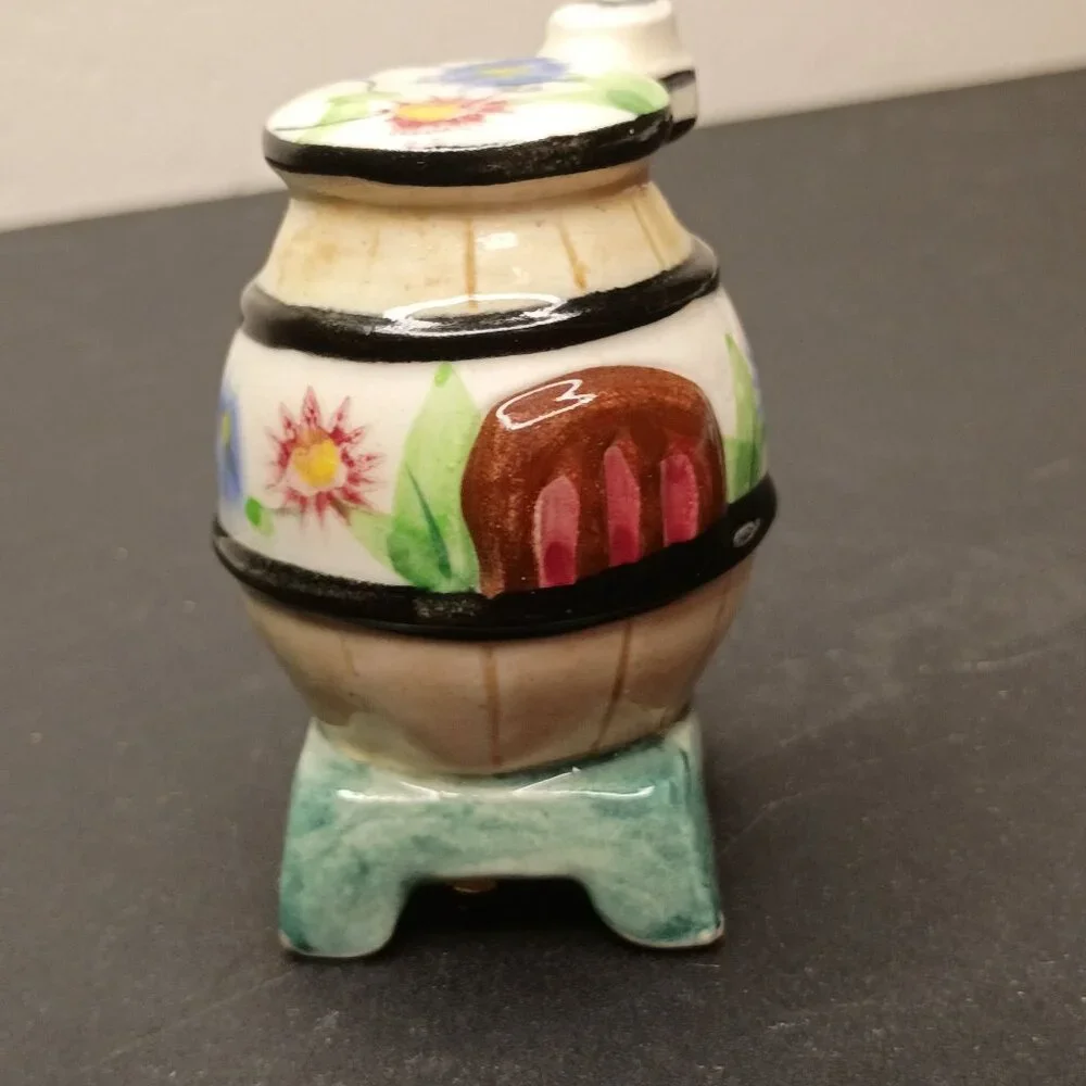 Vtg Napco Ceramics Pot Belly Stove Salt or Pepper Shaker Set Japan